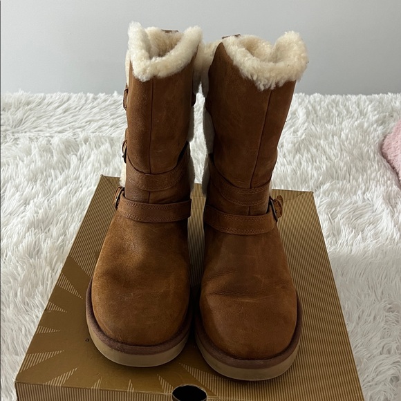 Ladies Uggs. Size 9. Excellent condition. Only worn a couple of times. - Picture 4 of 6